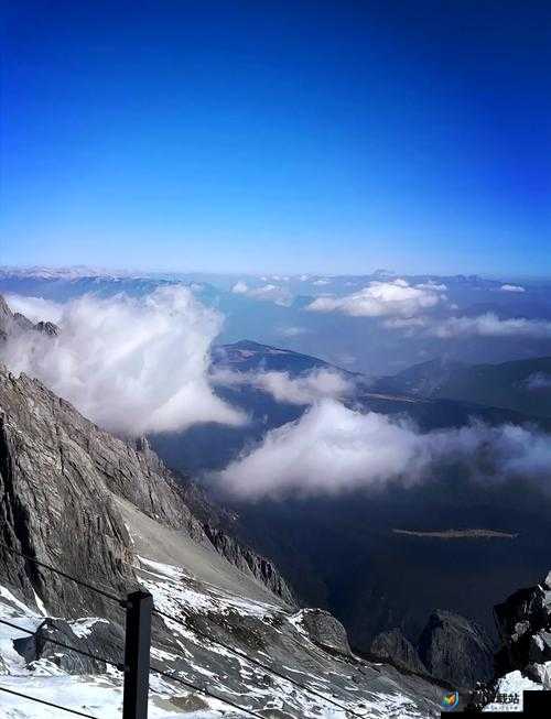 震撼两座雪白玉峰弹跳而出的奇妙景象