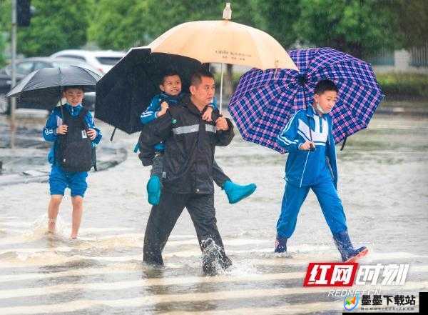 下雨天老师冒雨前往学生家进行补课